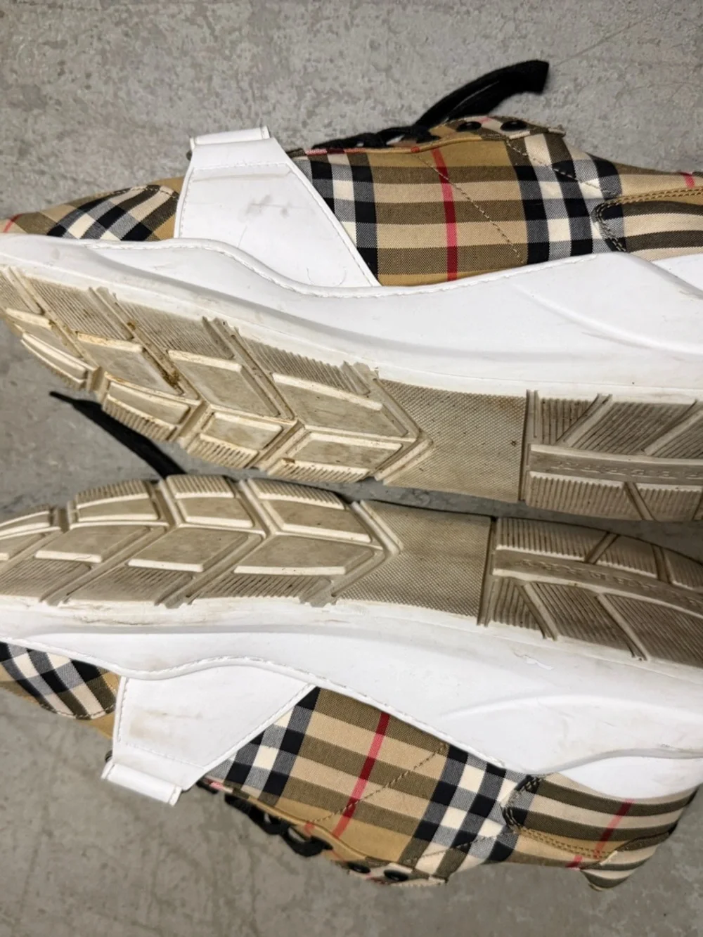Burberry Beige Check Low-Top Sneakers with Black Laces - Picture 3 of 3